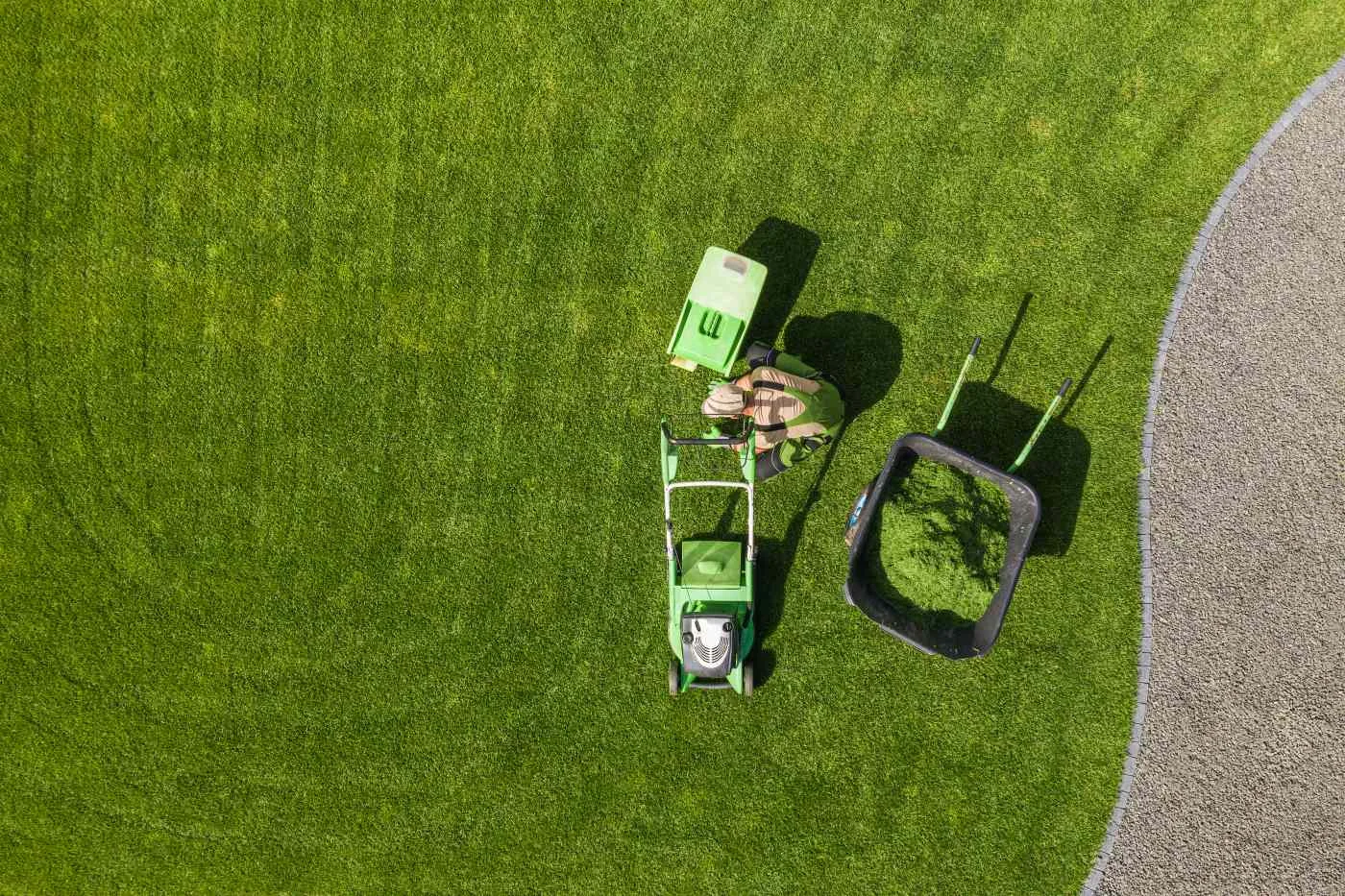 Gartenpflege: Rasenmäharbeiten im Auftrag von Dragoti Garten & Landschaftsbau